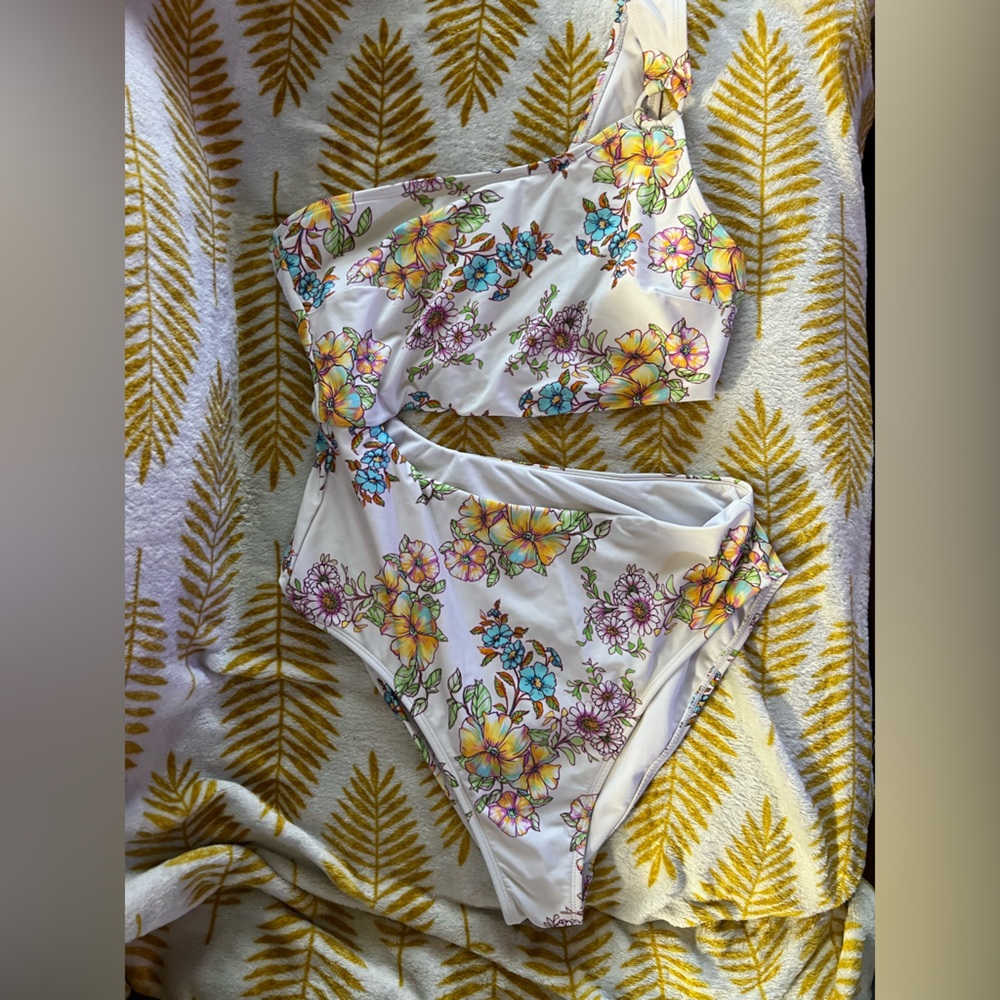 Jessica Simpson Floral Swimsuit - L